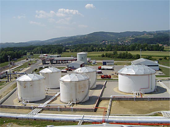 PETROL, Ljubljana - Skladi�te naftnih derivata RA�E 1996-2002.